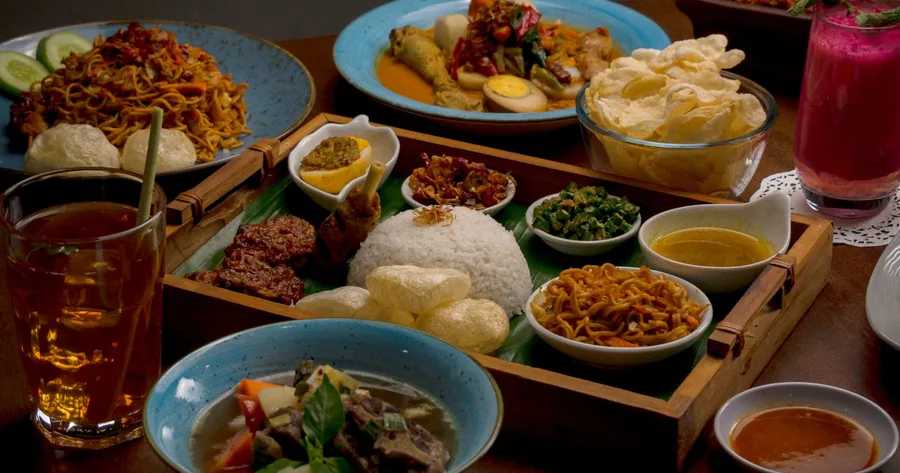 Panduan Lengkap Memilih Peralatan Makan untuk Restoran Soto Ayam: Material Tahan Panas, Desain Tradisional, dan Strategi Presentasi yang Menggugah Selera