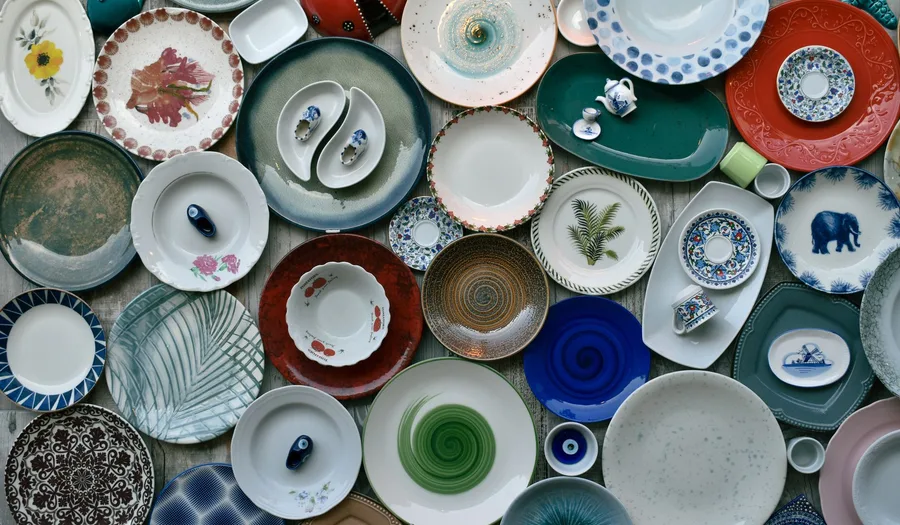 Porselen vs Stoneware vs Melamin: Pilih Mana untuk Restoran Anda?