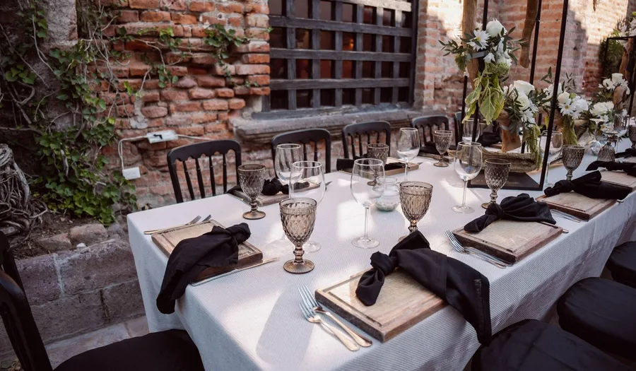 Panduan Lengkap Memilih Peralatan Makan untuk Restoran Grill & Steakhouse: Material Tahan Panas, Desain Prestisius, dan Strategi Presentasi Premium