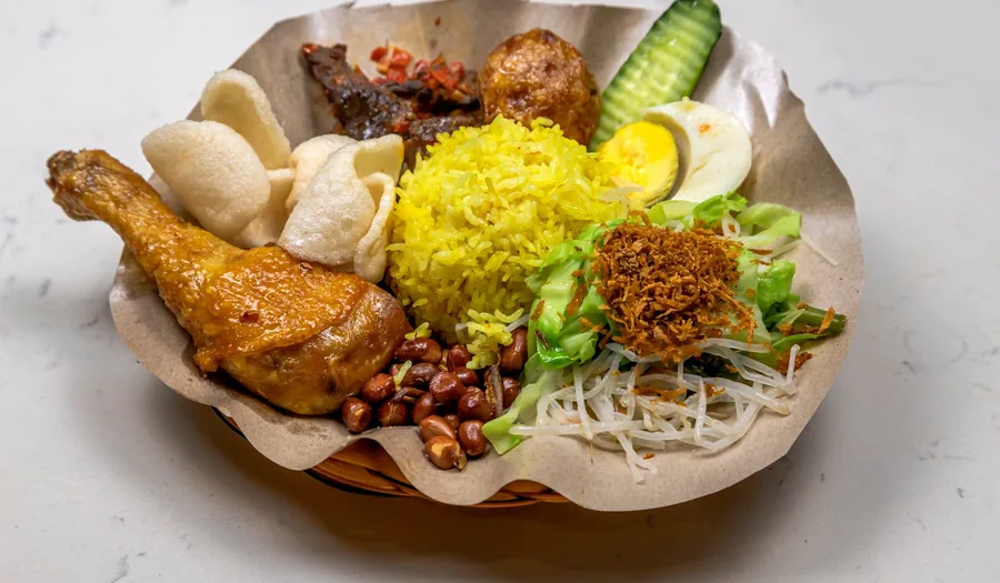 Panduan Lengkap Memilih Peralatan Makan untuk Restoran Nasi Kuning: Material, Ukuran, dan Strategi Presentasi yang Menggugah Selera