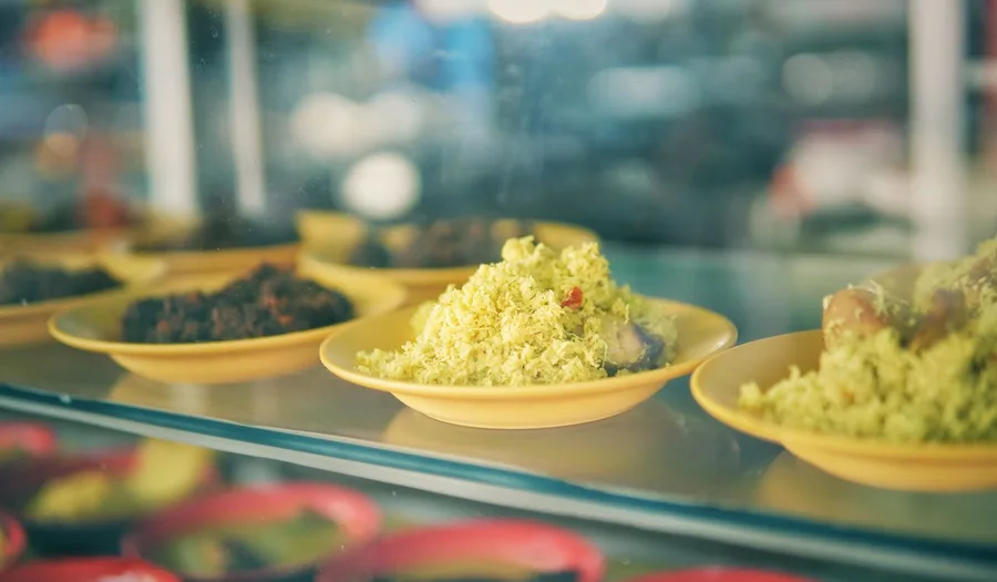 Panduan Lengkap Memilih Peralatan Makan untuk Restoran Nasi Kuning: Material, Ukuran, dan Strategi Presentasi yang Menggugah Selera