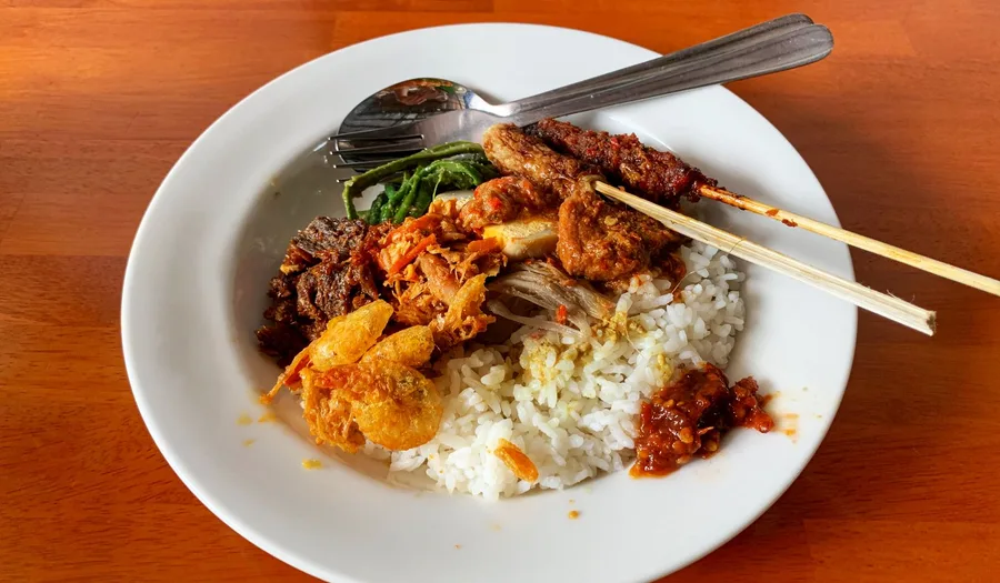 Panduan Lengkap Memilih Peralatan Makan untuk Restoran Nasi Kuning: Material, Ukuran, dan Strategi Presentasi yang Menggugah Selera