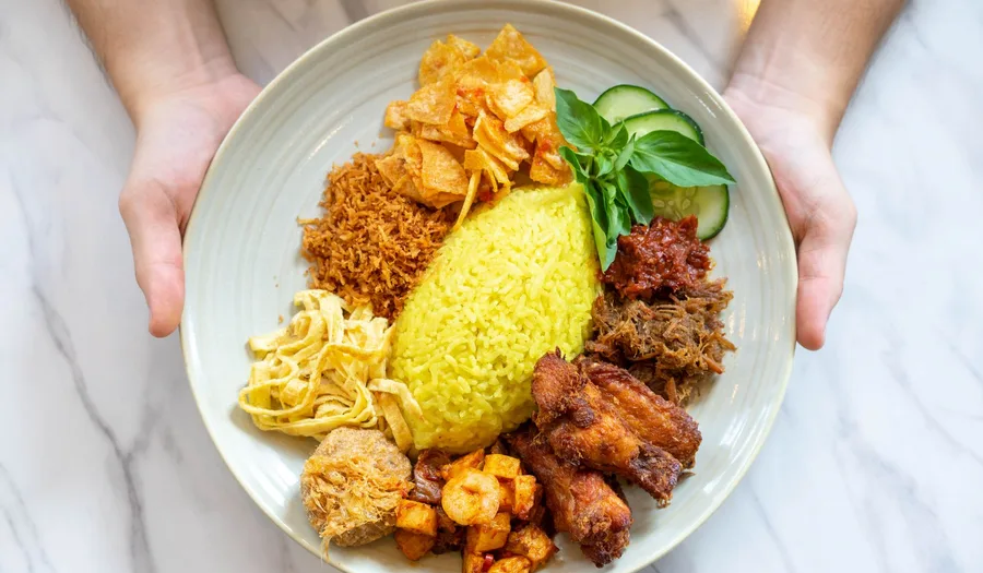 Panduan Lengkap Memilih Peralatan Makan untuk Restoran Nasi Liwet: Material Tahan Panas, Desain Tradisional, dan Strategi Presentasi yang Menggugah Selera