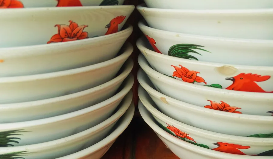 Panduan Lengkap Memilih Peralatan Makan untuk Restoran Warung Tuak: Material Tahan Lama, Desain Autentik, dan Strategi Presentasi yang Menggugah Selera