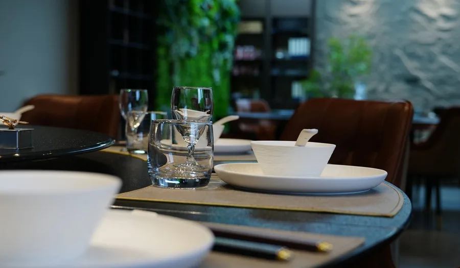 Panduan Lengkap Memilih Peralatan Makan untuk Restoran Kontemporer Minimalis: Material, Ukuran, dan Strategi Presentasi yang Brand-Forward