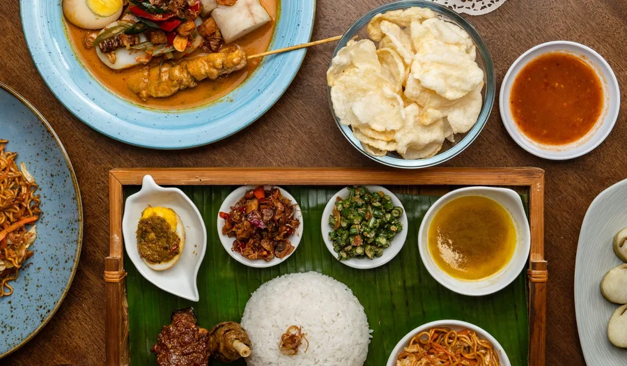 Panduan Lengkap Memilih Peralatan Makan untuk Restoran Nasi Padang: Material Tahan Lama, Desain Tradisional, dan Strategi Presentasi yang Menggugah Selera