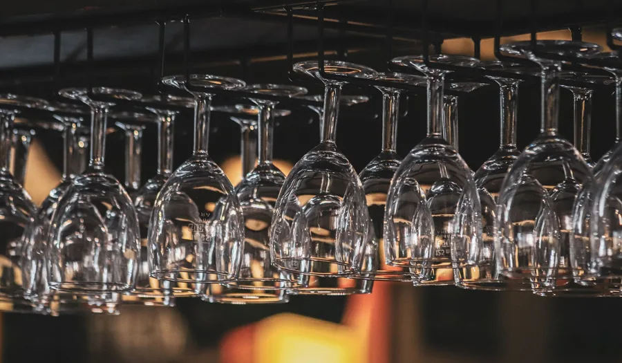 Panduan Lengkap Memilih Peralatan Makan untuk Restoran Wine Bar: Material Premium, Desain Elegan, dan Strategi Presentasi yang Sophisticated