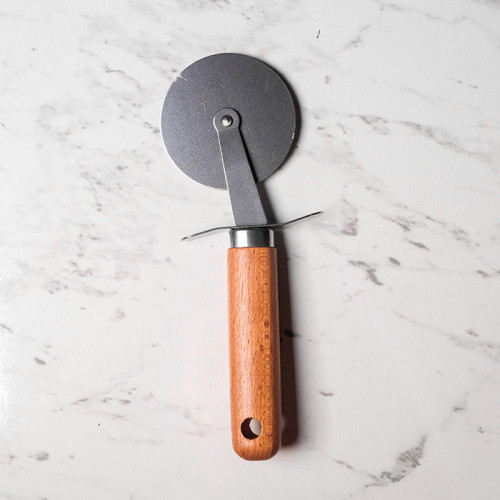 Round Pizza Cutter Wood Handle 2