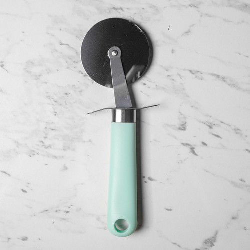 Round Pizza Cutter Cyan Handle 2