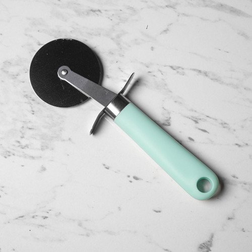 Round Pizza Cutter Cyan Handle 3